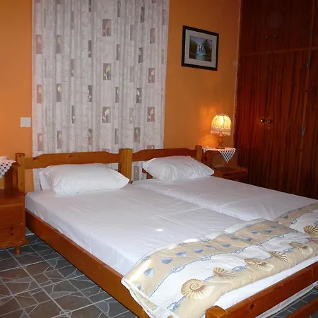 Liossis & Casa de hóspedes 3*